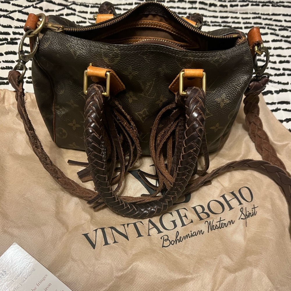 Excellent condition LV speedy with added fringe